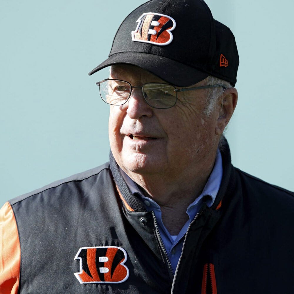 Cincinnati Bengals Owner Mike Brown Receives Beta's Oxford Cup